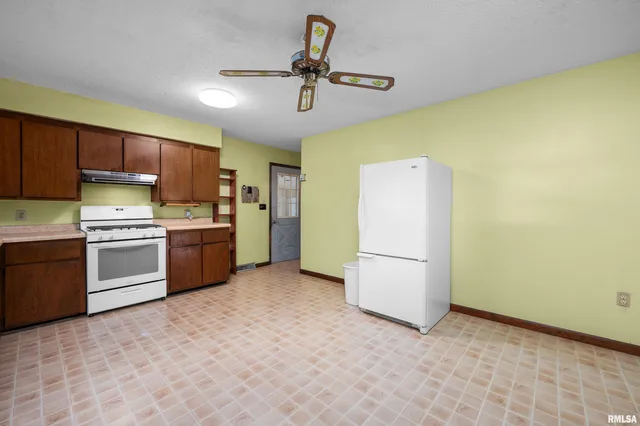 $150,000 | 1606 20th Avenue, Viola, IL 61486