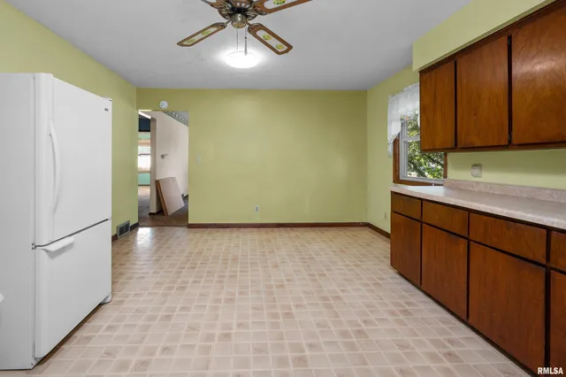 $150,000 | 1606 20th Avenue, Viola, IL 61486