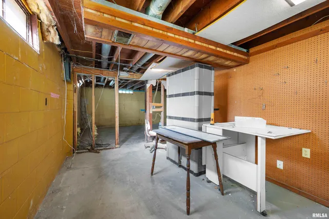 $150,000 | 1606 20th Avenue, Viola, IL 61486