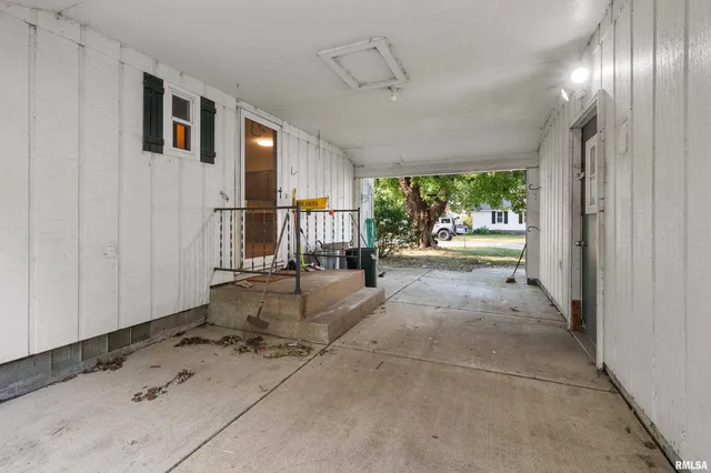 $150,000 | 1606 20th Avenue, Viola, IL 61486