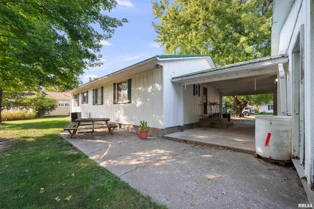 $150,000 | 1606 20th Avenue, Viola, IL 61486