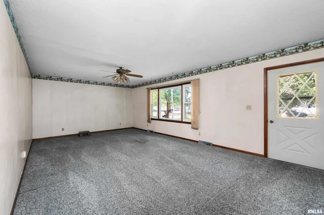 $150,000 | 1606 20th Avenue, Viola, IL 61486