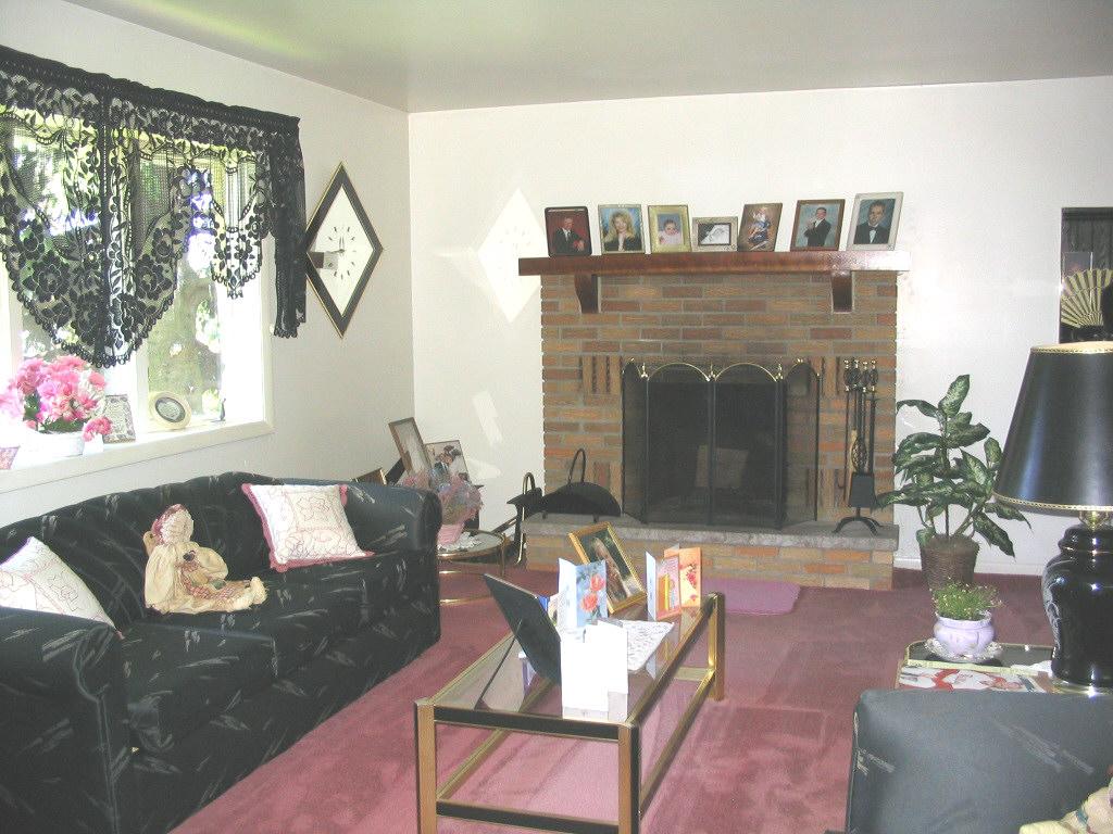 298 Edgemont Road Stroudsburg, PA 18360 - Photo 3 of 11 Living Room
