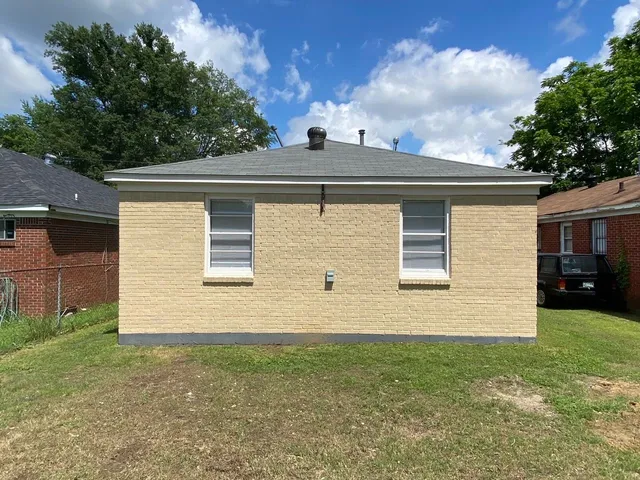 a view of a house with a yard
