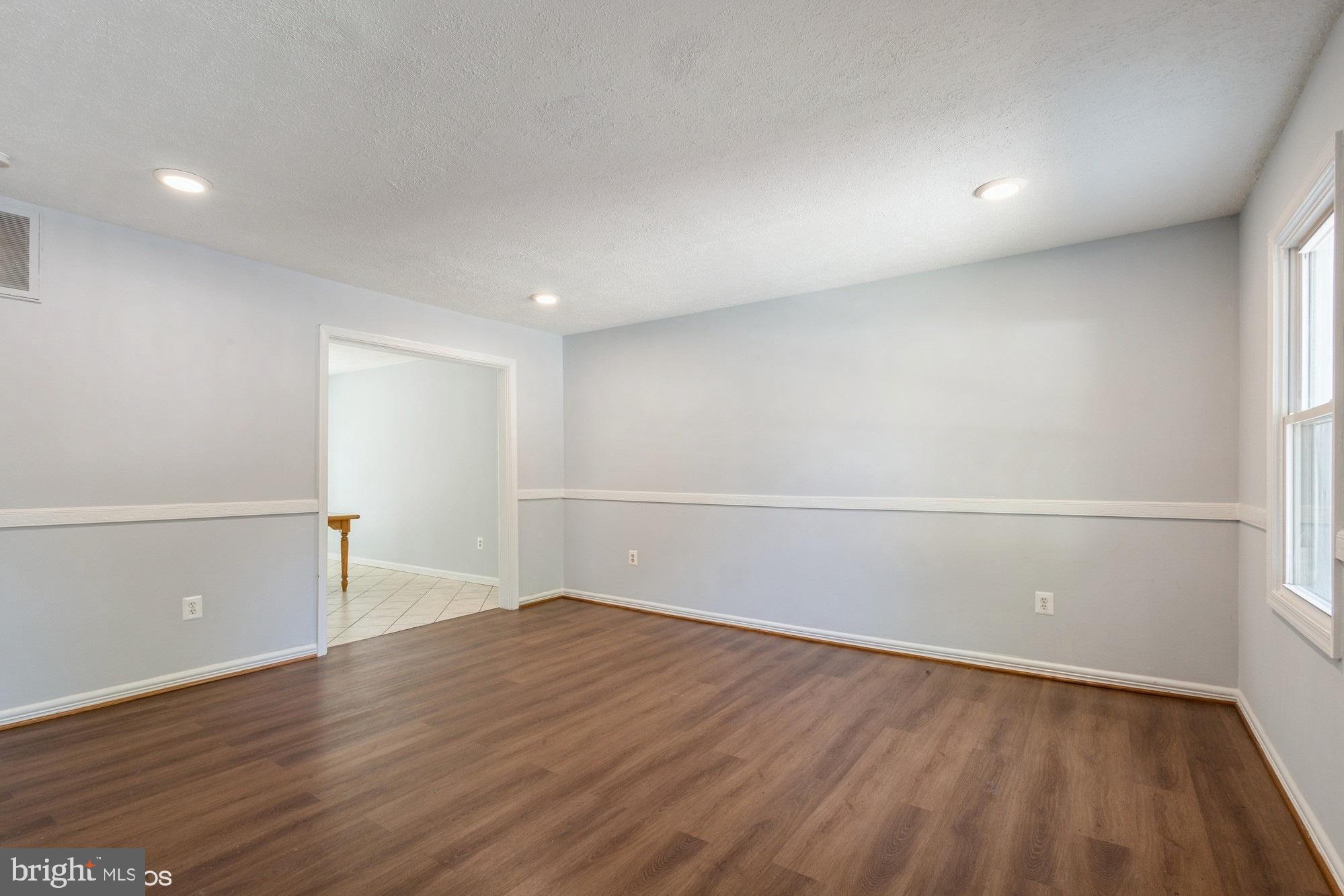9249 Hood Road Manassas, VA 20110 - Photo 4 of 32 Living Room