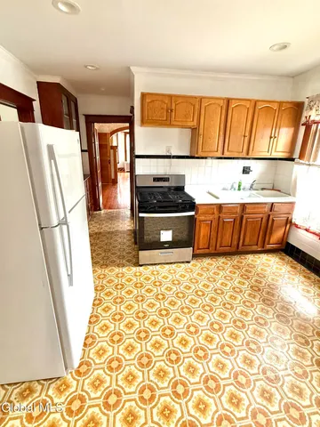 $1,425 | 1118 Pleasant Street, Schenectady, NY 12303