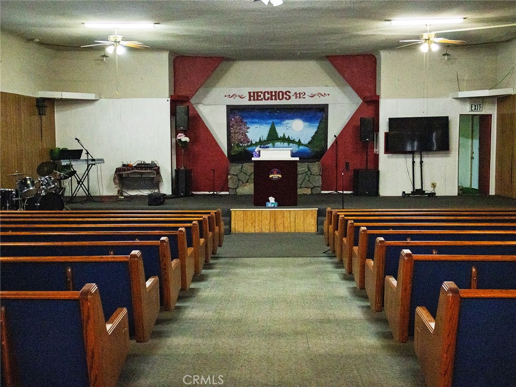 203 West 20th Street Merced, CA 95340 - Photo 2 of 10 a kitchen with lots of counter top space