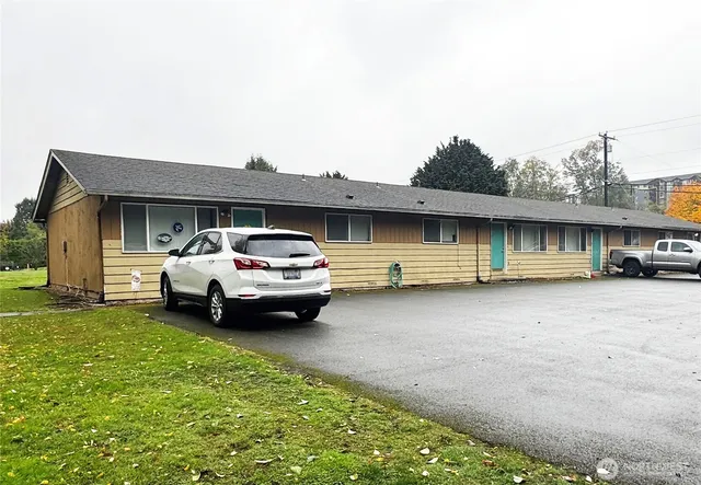 a view of a house with a back yard