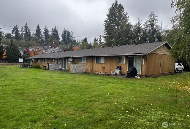 a view of a house with a yard