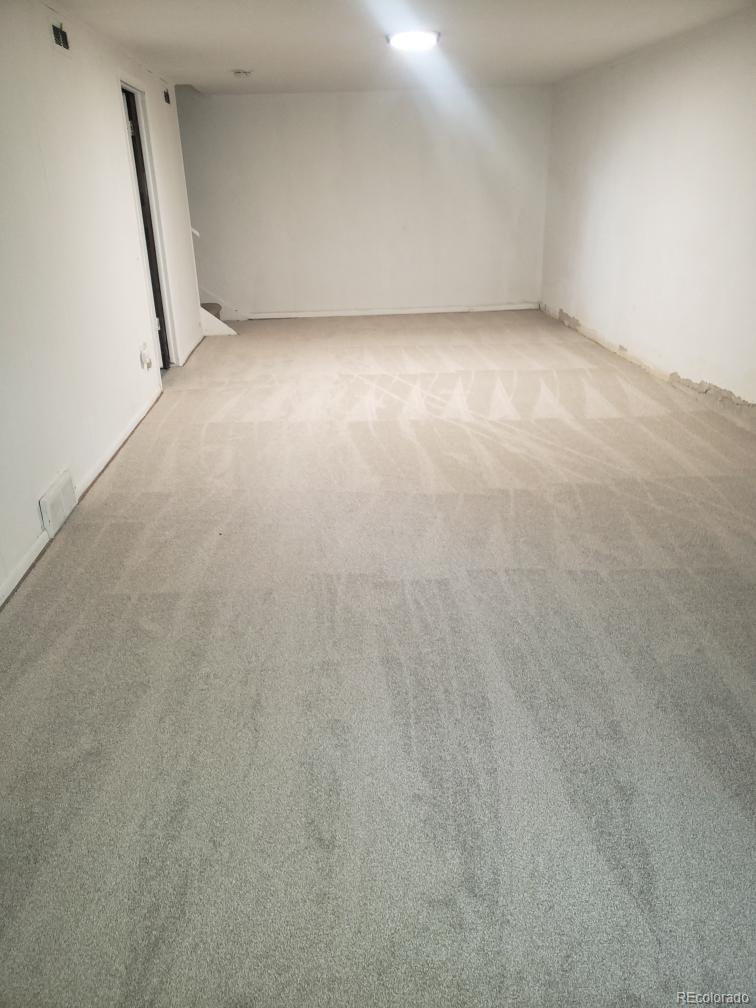 4292 North 119th Street Erie, CO 80516 - Photo 30 of 30 an empty room with a bench