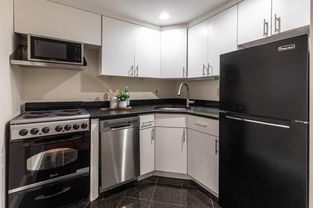 230 Commonwealth Avenue Boston, MA 02116 - Photo 37 of 42