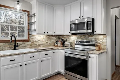 $385,000 | 642 Portersville Road, Ellwood City, PA 16117