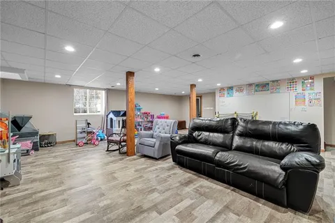 $385,000 | 642 Portersville Road, Ellwood City, PA 16117