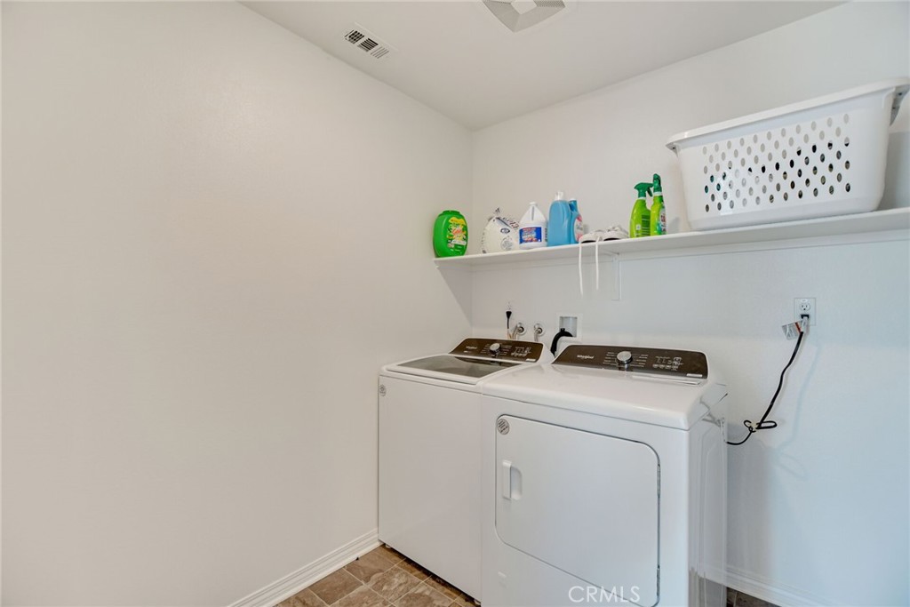 2526 Gunner Ridge Way Rialto, CA 92377 - Photo 26 of 33 a utility room with dryer and washer