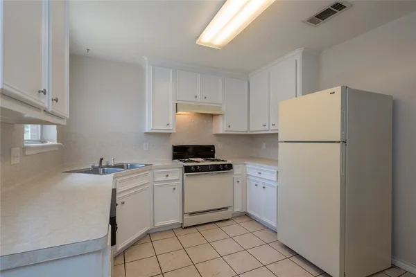 $2,300 | 2402 Jaguar Court, Bryan, TX 77807
