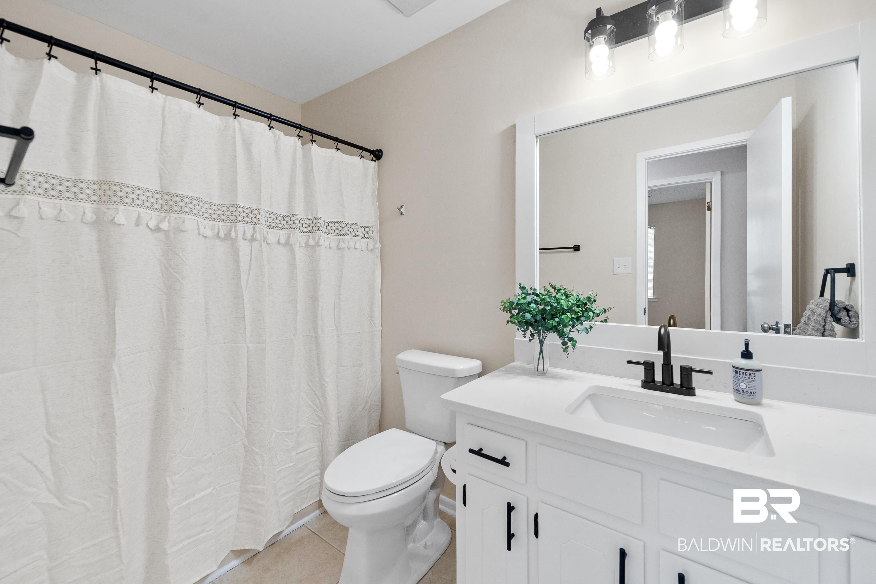 201 Avon Circle East Daphne, AL 36526 - Photo 15 of 23 Guest Bath