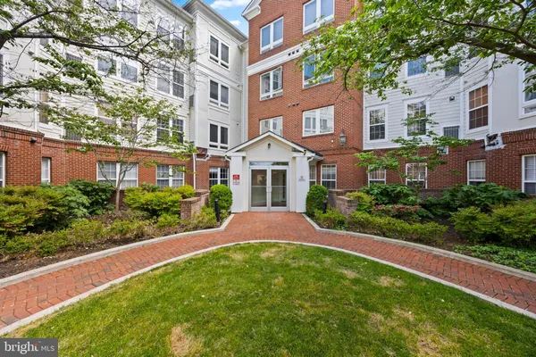 $2,890 | 801 South Greenbrier Street, Unit 215, Arlington, VA 22204