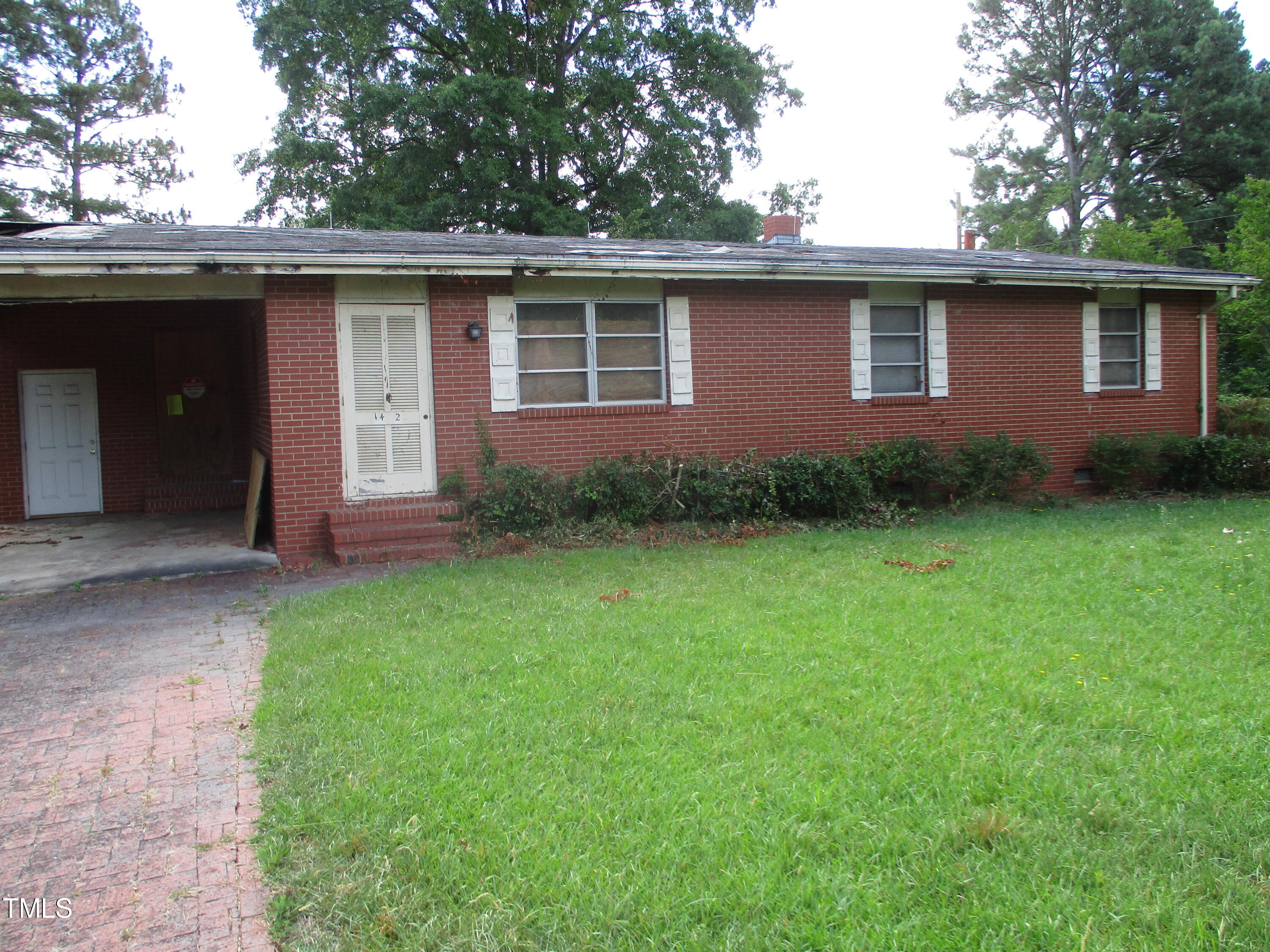 1432 Cross Link Road Raleigh, NC 27610 - Photo 4 of 16 a front view of a house with garden