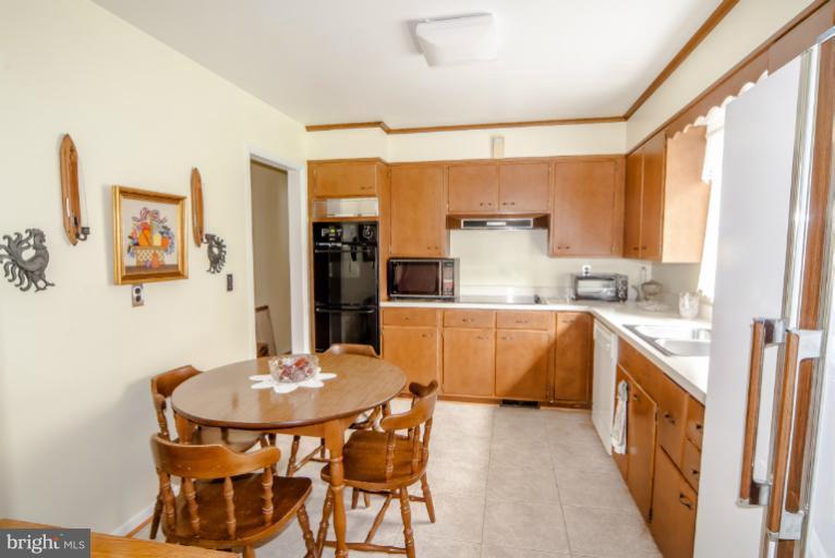 4013 Chatham Road Ellicott City, MD 21042 - Photo 14 of 20 a kitchen with a table and chairs