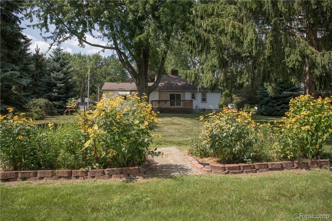 1230 Merry Road Waterford, MI 48328 - Photo 25 of 27 Planting Beds