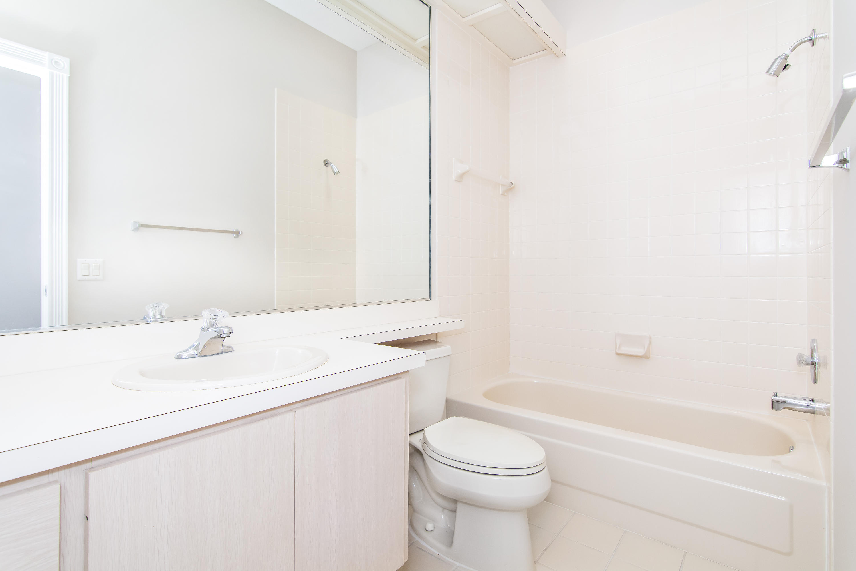 146 Hampton Circle Jupiter, FL 33458 - Photo 25 of 28 Guest bathroom