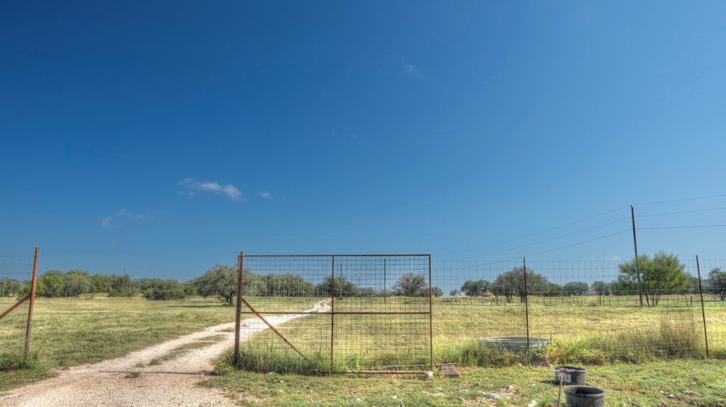 14832 Highway 41 Rocksprings, TX 78880 - Photo 14 of 21