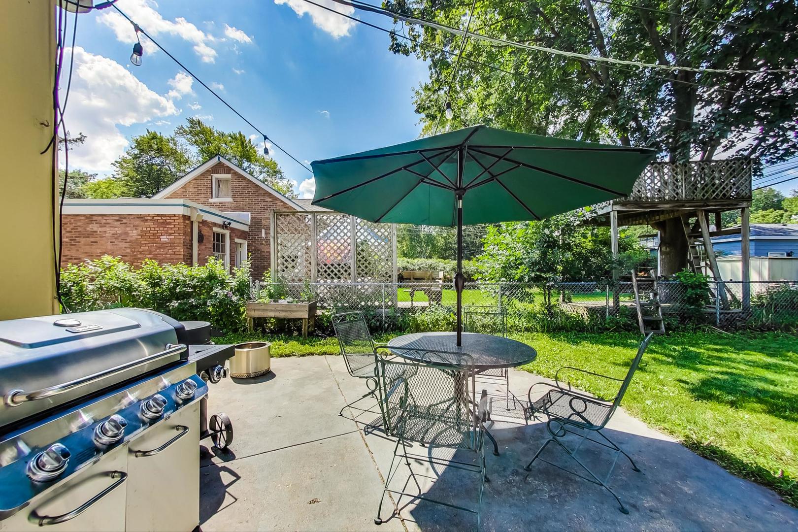 518 South Arlington Heights Road Arlington Heights, IL 60005 - Photo 35 of 42 a view of a patio with a table and chairs under an umbrella