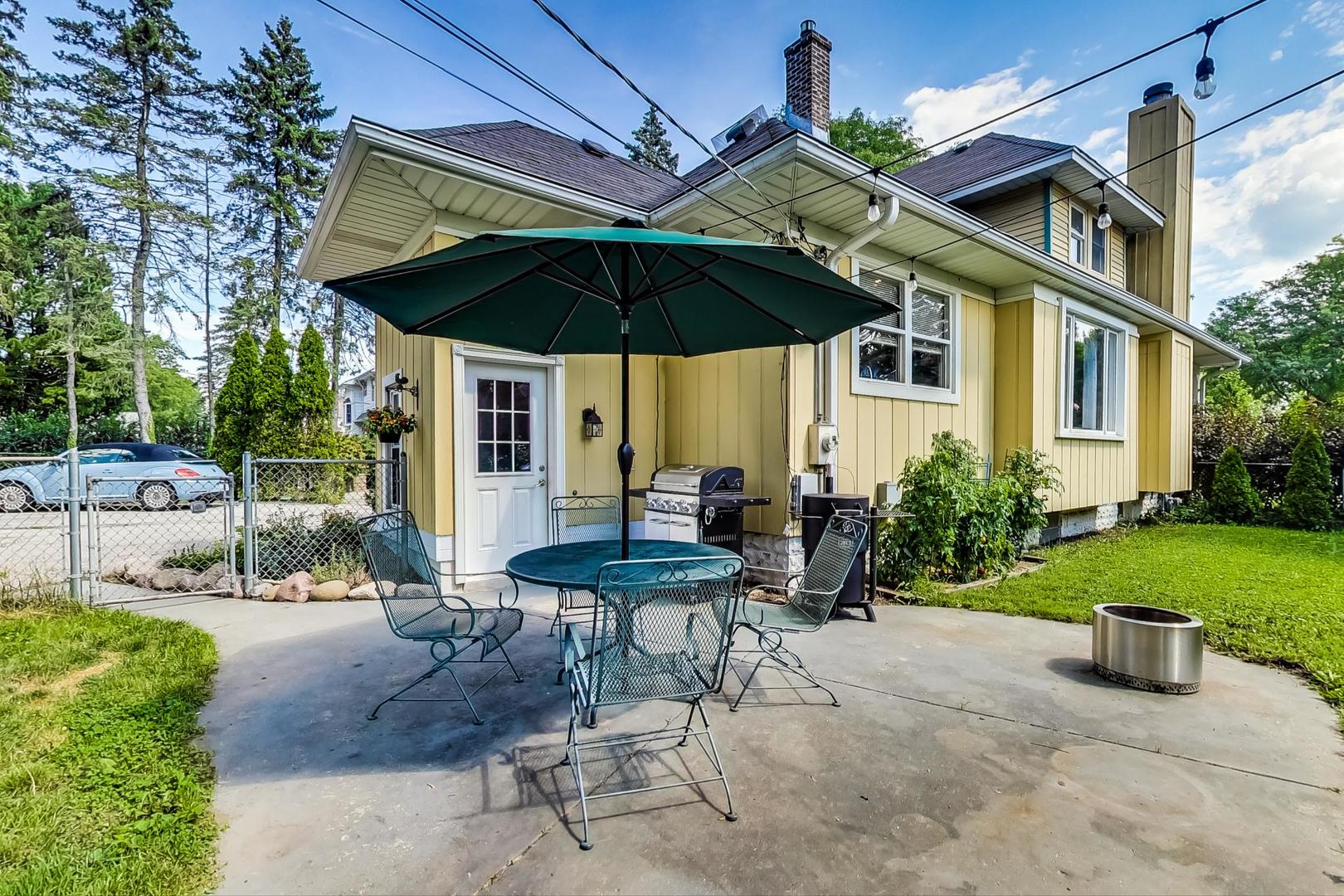 518 South Arlington Heights Road Arlington Heights, IL 60005 - Photo 37 of 42 a view of patio with chairs and table under an umbrella