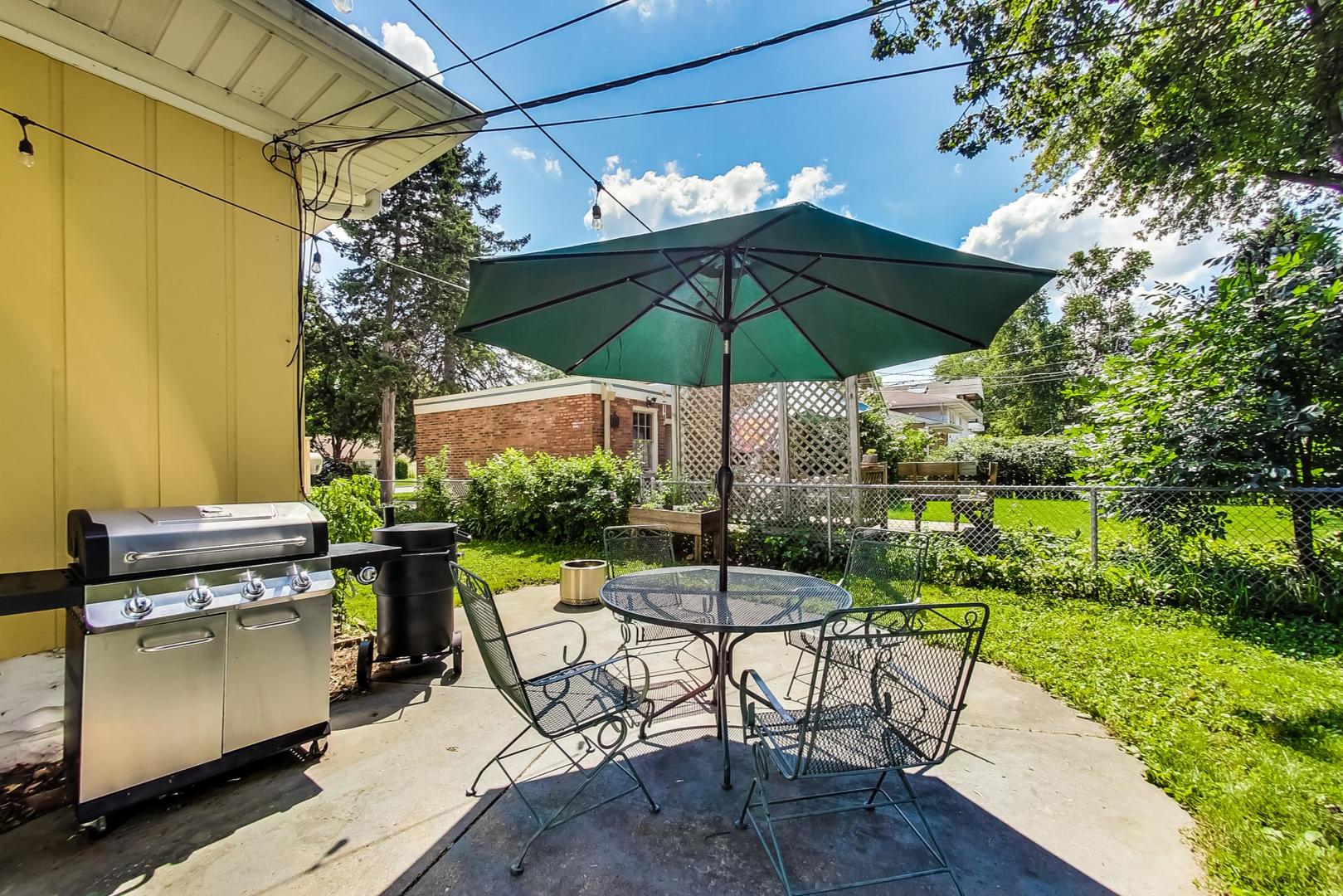518 South Arlington Heights Road Arlington Heights, IL 60005 - Photo 38 of 42 a view of a patio with table and chairs under an umbrella
