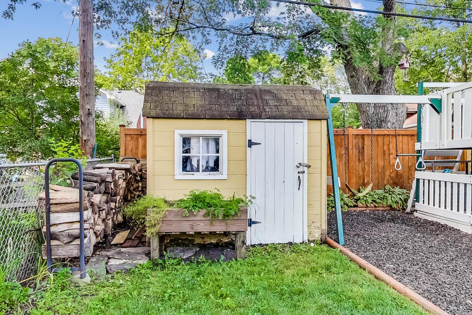 518 South Arlington Heights Road Arlington Heights, IL 60005 - Photo 41 of 42 a view of a backyard with a garden