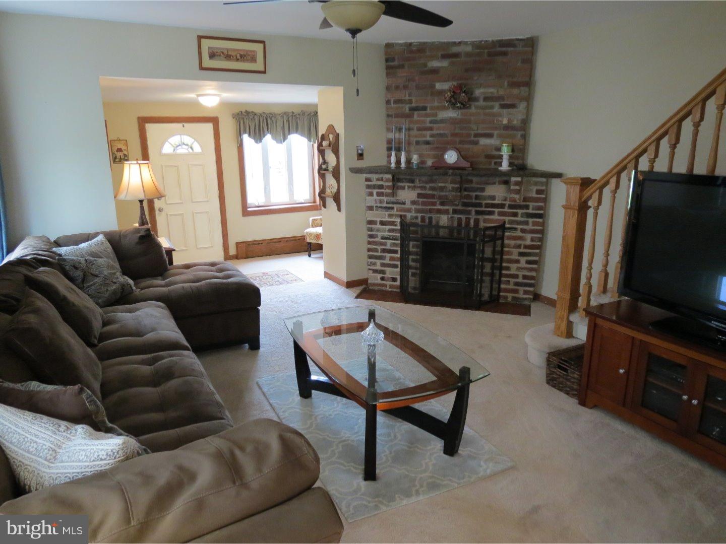 4032 Vernon Road Drexel Hill, PA 19026 - Photo 4 of 25 Living Room