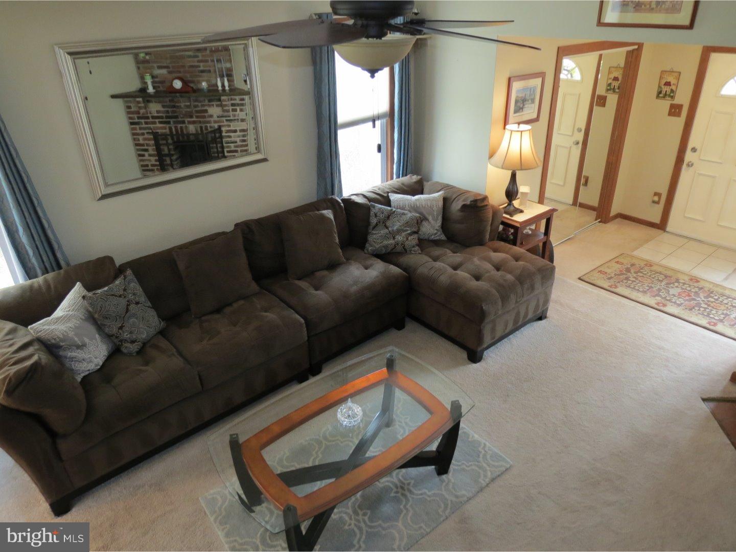 4032 Vernon Road Drexel Hill, PA 19026 - Photo 5 of 25 Living Room