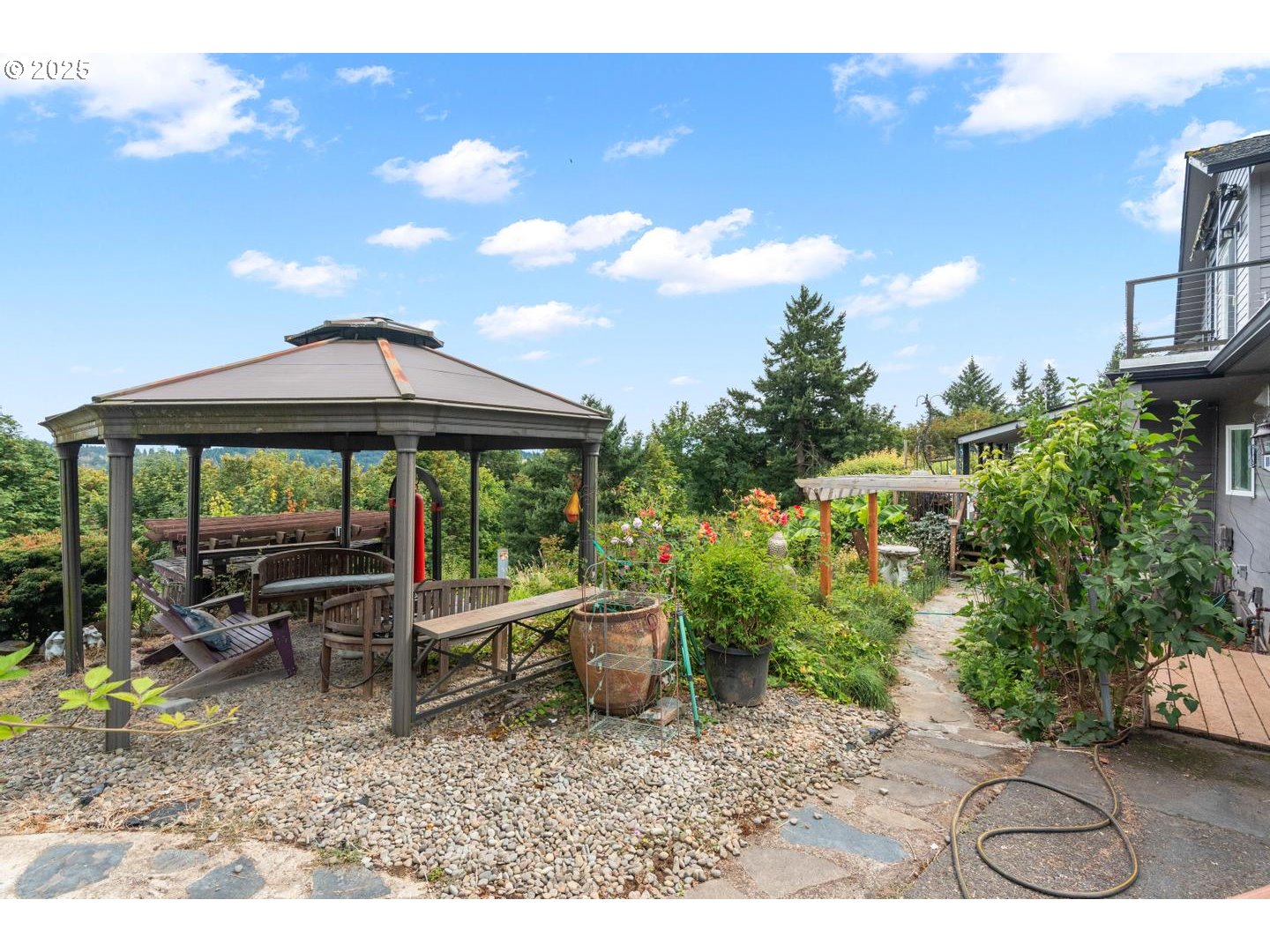 8970 Southeast Kingswood Way Damascus, OR 97089 - Photo 35 of 42 a backyard of a house with table and chairs