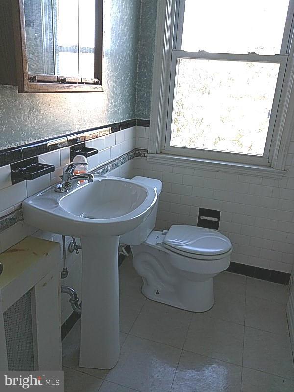 842 Braeside Road Baltimore, MD 21229 - Photo 16 of 26 a bathroom with a sink a toilet and a window