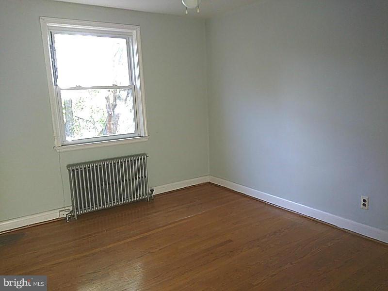 842 Braeside Road Baltimore, MD 21229 - Photo 20 of 26 an empty room with a window