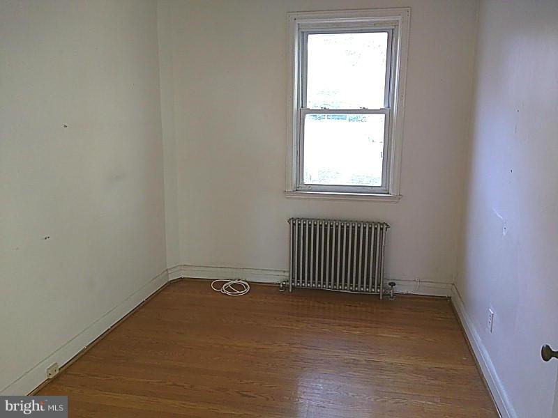 842 Braeside Road Baltimore, MD 21229 - Photo 21 of 26 an empty room with a window