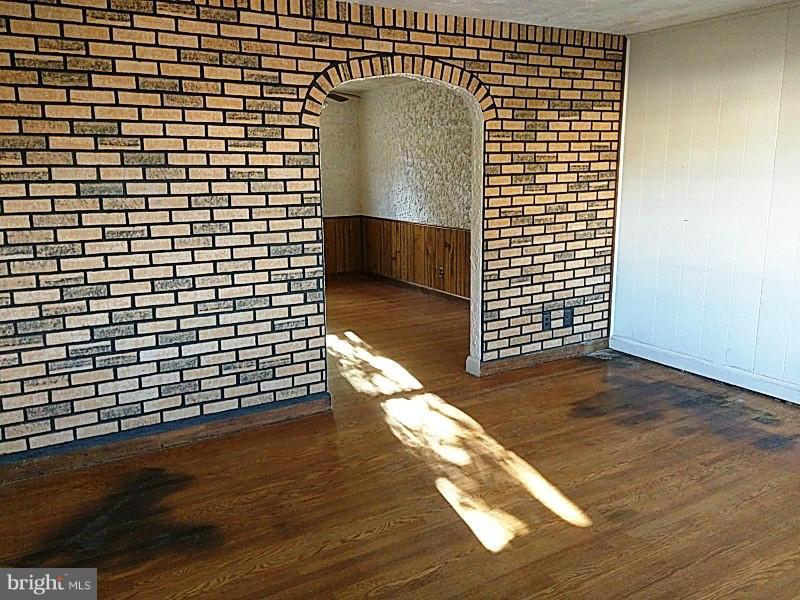 842 Braeside Road Baltimore, MD 21229 - Photo 6 of 26 a view of wooden floor with windows