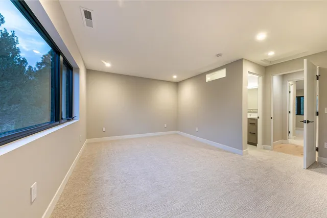 en empty room with windows and pillars in it