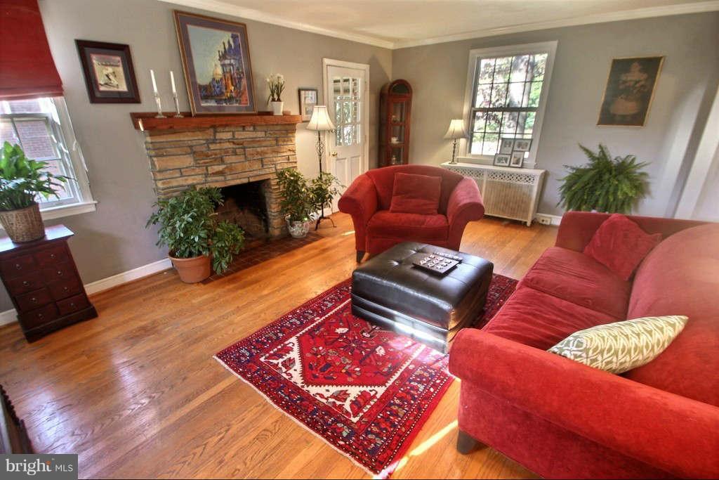 6711 Queens Chapel Road University Park, MD 20782 - Photo 9 of 30 Living Room
