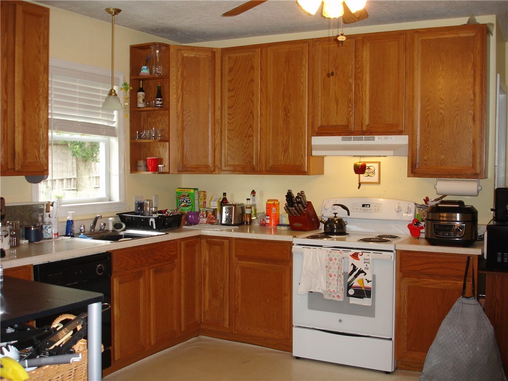 332 Grove Street Woonsocket, RI 02895 - Photo 17 of 28 Townhouse kitchen