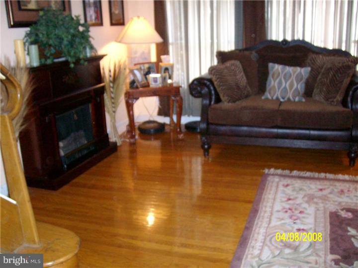7440 Brockton Road Philadelphia, PA 19151 - Photo 4 of 23 Living Room