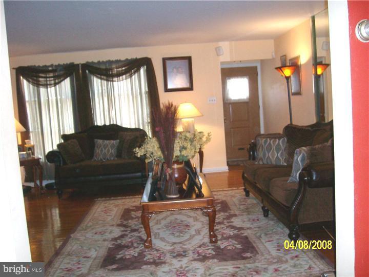 7440 Brockton Road Philadelphia, PA 19151 - Photo 6 of 23 Living Room