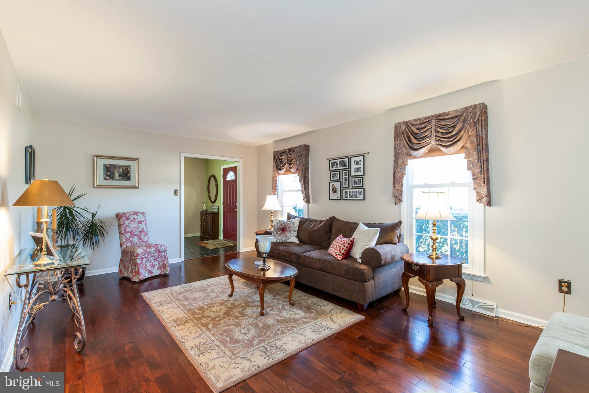 136 Poplar Road Newtown Square, PA 19073 - Photo 4 of 21 Spacious living Room