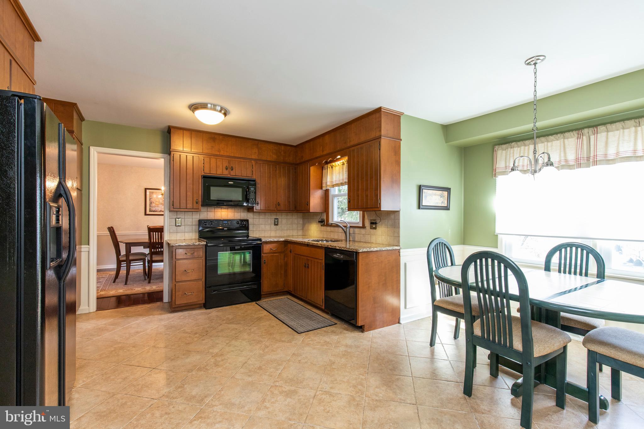 136 Poplar Road Newtown Square, PA 19073 - Photo 7 of 21 Oversized Eat in Kitchen