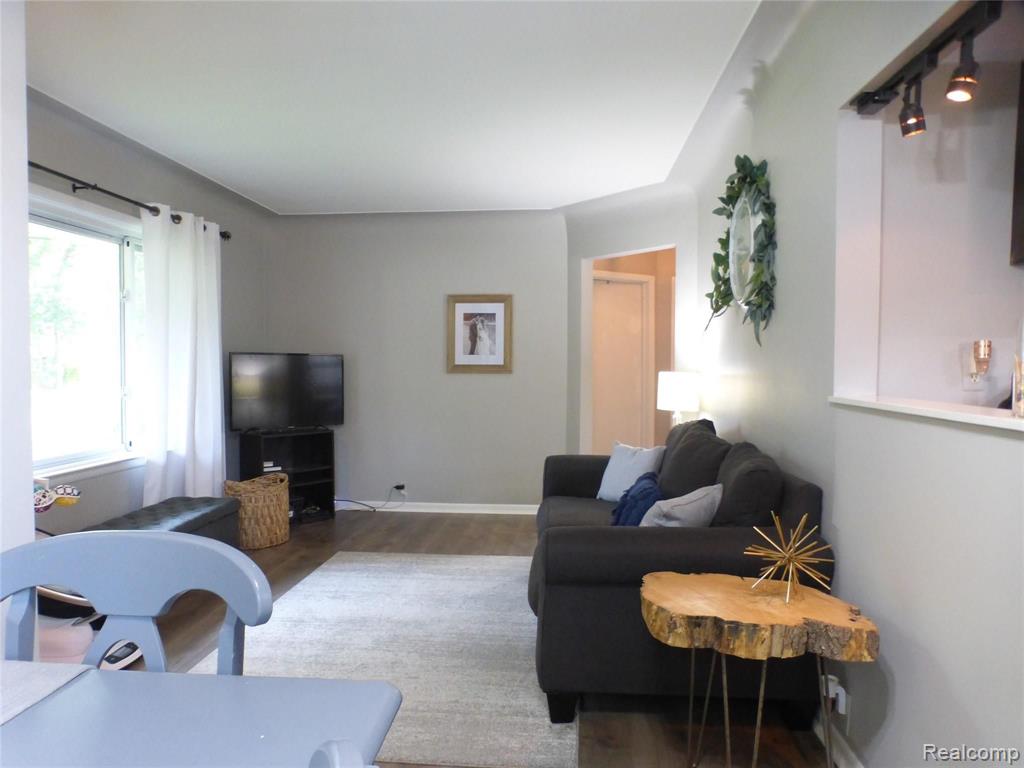 3460 Watkins Lake Road Waterford, MI 48328 - Photo 11 of 27