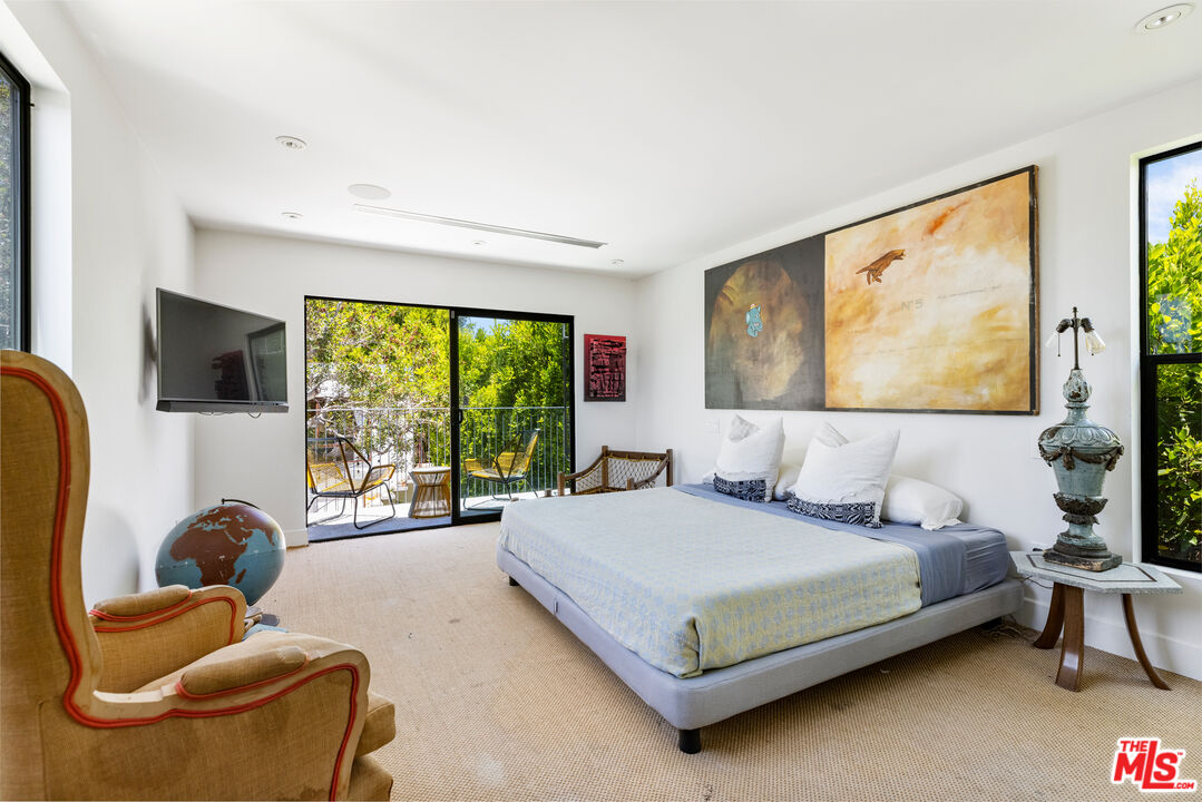 817 Palms Boulevard Venice, CA 90291 - Photo 19 of 31 a spacious bedroom with a bed and a large window