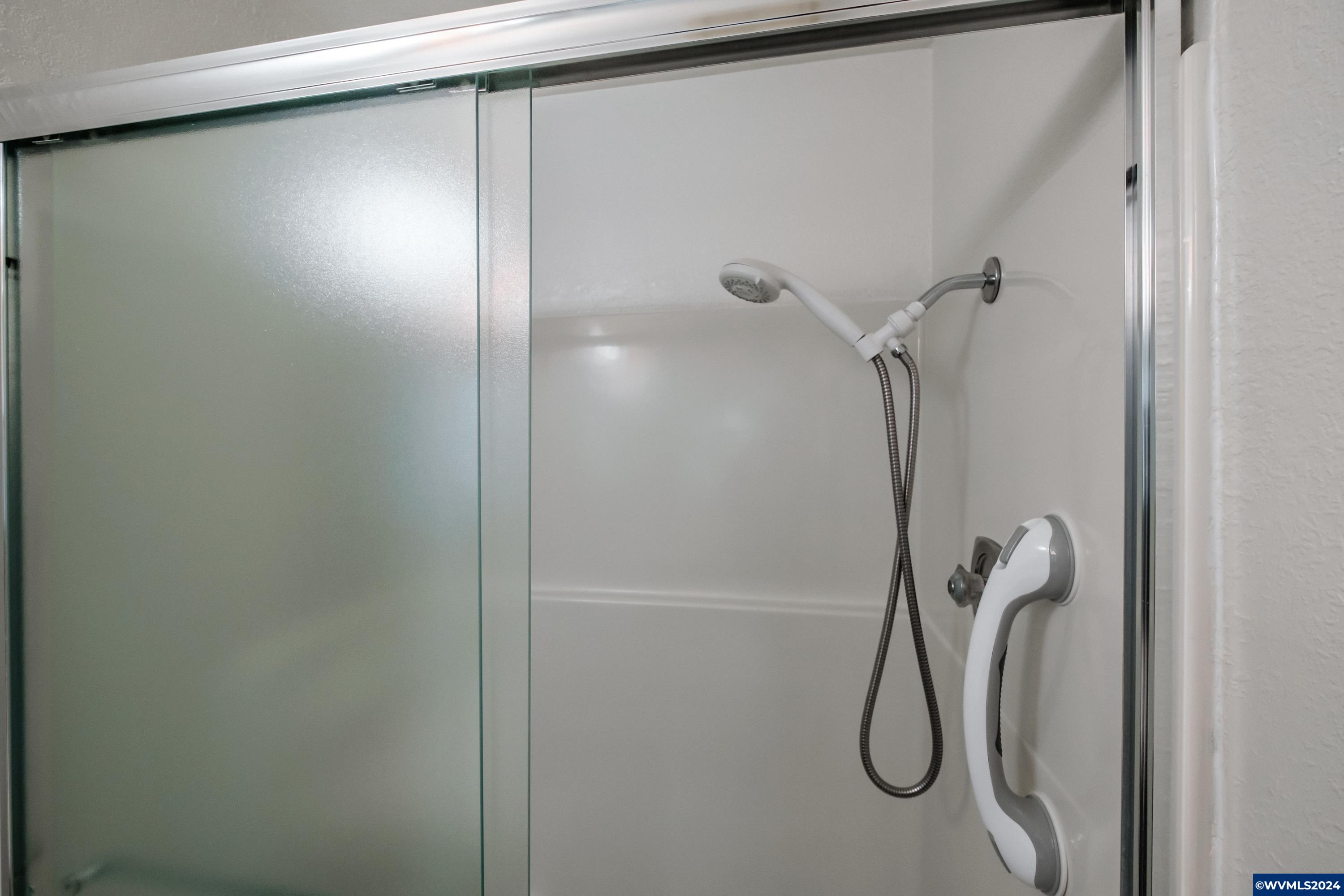 4775 Swegle Road Northeast Salem, OR 97305 - Photo 19 of 38 a bathroom with a shower