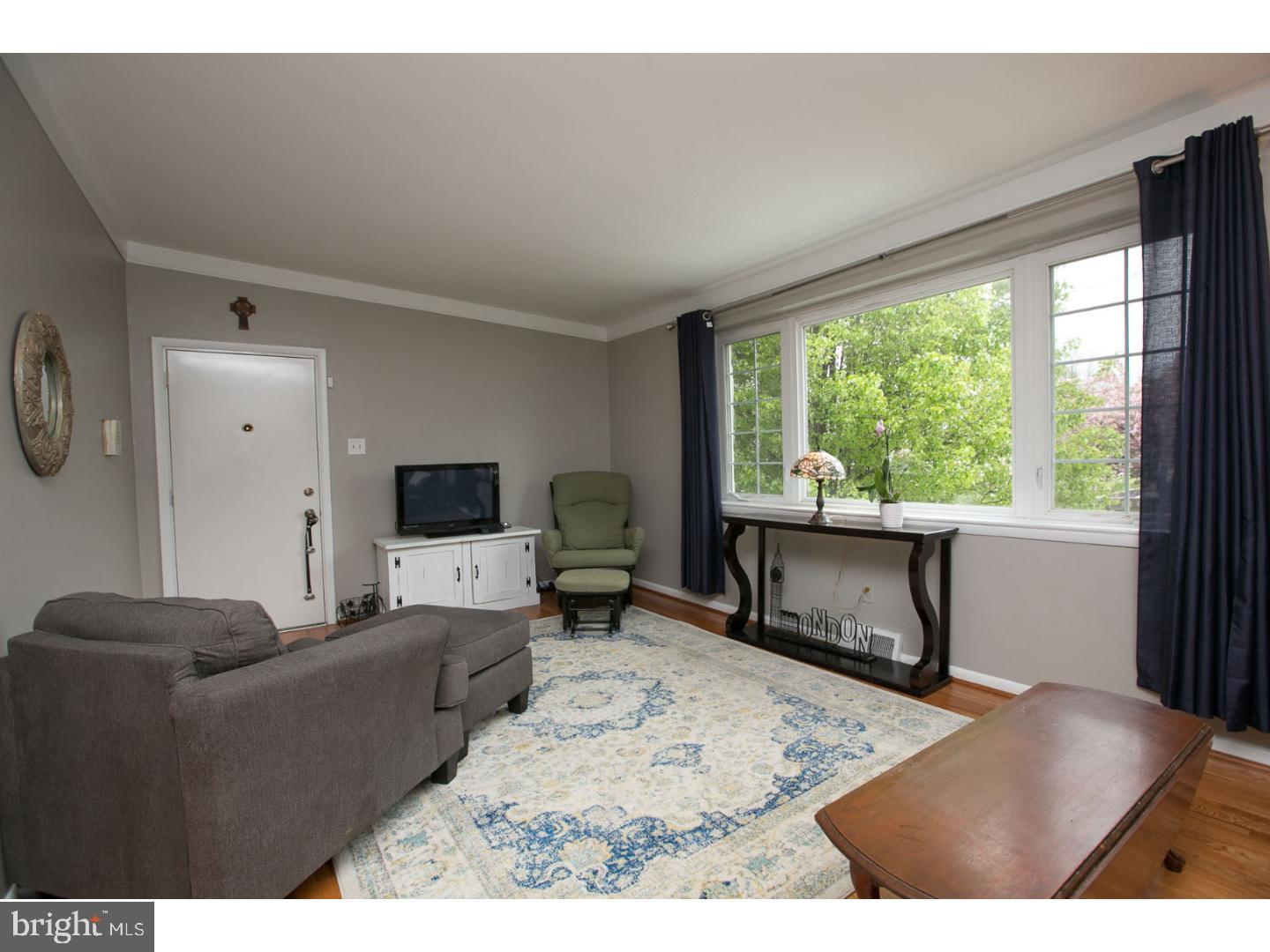 764 Claire Road Philadelphia, PA 19128 - Photo 3 of 25 Living Room