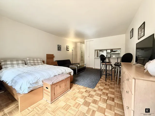 $599,000 | 393 West 49th Street, Unit 2PP | Hell's Kitchen