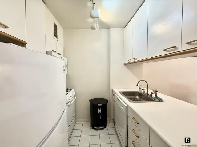$599,000 | 393 West 49th Street, Unit 2PP | Hell's Kitchen